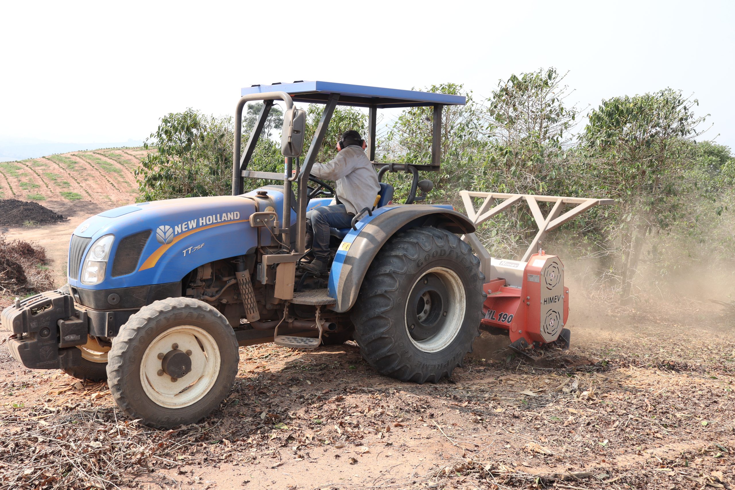 Triturador Himev HL 190 em operação em área agrícola